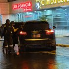 Agentes de Criminalística inspeccionaron el vehículo Porsche, color negro.