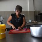 A Maru no le encanta picar cebolla, pero debe cumplir con la actividad.