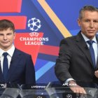 Momento en el que  Michael Heselschwerdt (d) elige los posibles rivales del Villarreal.