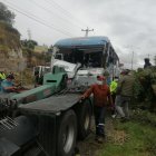 Tras el impacto, el bus arrasó con cuatro árboles.