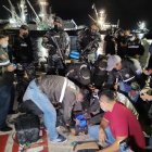 Las autoridades en plena tarea de requisa de la droga.