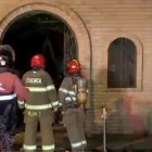 Bomberos llegaron a apagar el fuego pero no pudieron salvar al pesebre.