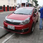 Este vehículo estaba parqueado en el sitio del suceso. Sufrió daños.