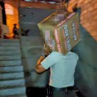 Un agente de la Policía cargando el alcaloide que fue incautado en el noroeste del Puerto Principal