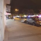 El cadáver quedó al borde de la vereda, fuera de un local de venta de repuestos de motos.