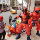 Calamar. Los monigotes que más llaman la atención y que, hasta el martes se vendían como pan caliente en la calle 6 de Marzo, son los del Juego de Calamar (los soldados y la muñeca).