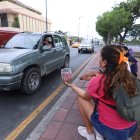 Mujeres venezolanas venden caramelos en las calles de Guayaquil. El comercio informal es una de las formas de conseguir algo de dinero.