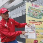 Con una sonrisota, el quiteño César Poluchi muestra el mensaje que le ‘engordó’ la billetera.