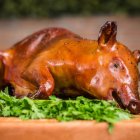 Al horno, la carne queda suave y tierna y el cuero crocante.