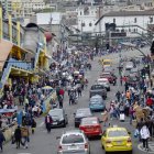 En la calle Mejía hay muchos comerciantes que se han tomado las veredas.