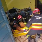 Cuando los bomberos llegaron para atenderla, ella tenía convulsiones.