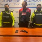El detenido tiene antecedentes penales por robo y tenencia de armas.