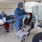 Personas se someten a pruebas para detectar la covid-19 en Quito (Ecuador), en una fotografía de archivo.