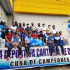 Los deportista de Liga Cantonal de Durán festejando Navidad.