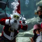 El buzo Miguel Villanueva nada en el acuario vestido de Santa Claus, el 18 de diciembre de 2021, en el Zoológico de Guadalajara