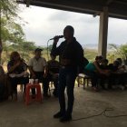 Daniel Ponce, más conocido como Fabianny, puso el toque romántico a la velada al pie de la cordillera Chongón-Colonche.