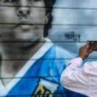 Este domingo fueron subastados gorros, guitarras, camisetas y cuadros, entre otros artículos, que pertenecieron al astro del fútbol pero los bienes más valiosos, dos departamentos y varios automóviles, no recibieron ninguna oferta.