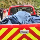 Los fallecidos fueron embarcados en una camioneta para llevarlos a la morgue.