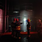 Tareas. Medio centenar de miembros del Cuerpo de Bomberos sofocaron un incendio en una fábrica del norte de Quito.
