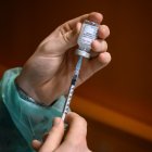 La enfermera fue arrestada por fingir vacunar a pacientes.