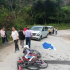 El cadáver del joven conductor quedó a pocos metros de la motocicleta en la que se accidentó.