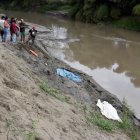 En el área donde los tres hermanos perdieron la vida, maquinaria pesada extrae arena.