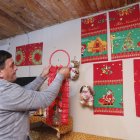 Marco Chauca adornó con motivos navideños el pequeño cuarto en el que vive con su  esposa. Tiene fe en cobrar sus sueldos.