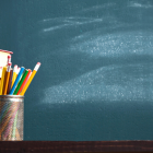 En un video aparecen varios niños que son obligados a colocarse de rodillas mientras una mujer les grita