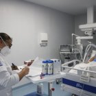 El año pasado, el personal de salud que trabajaba en áreas COVID laboraba en turnos de 24 horas. Ahora rota cada 12 horas. Cada médico tratante tiene a su cargo cinco pacientes en las salas UCI.