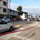 La víctima era cuidador de vehículos. Metió la pierna en una alcantarilla