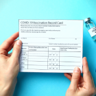 El carné de vacunación es obligatorio temporalmente para ingresar a centros comerciales, cines, teatros, entre otros.