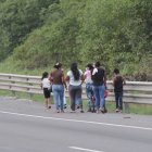 Familias se mantienen en la zona esperando a que ciudadanos se acerquen a regalarles cosas.
