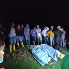 En medio de la oscuridad recuperaron a dos víctimas del deslave en Taquil.