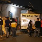 En este inmueble  fueron baleados cuatro menores de edad. La Policía llegó para recabar  indicios.