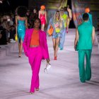 Fotografía de archivo de Naomi Campbell con una creación de Versace en un desfile de moda en Milán (Italia) el pasado mes de septiembre.