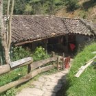 Esta es la casa donde vivía Gregorio Guamán. Sus parientes esperan que rescaten a padre e hija.