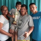 Dixon Vera (d) junto a su mamá Sandra Rodríguez, su hermano pequeño Daxel y su papá Darwin.