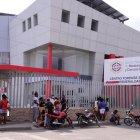 Algunos de los asesinados fueron llevados al Centro Forense de Esmeraldas para las diligencias de ley.