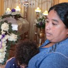 Junto al féretro con el cuerpo de Jennifer Galarza su madre relata los maltratos de que era víctima.