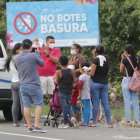 Patricio (de camiseta roja) entrega comida no perecible a familias. Realiza su noble labor con donaciones desde hace 12 años.