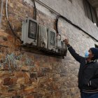 Patricio Castillo indica que pronto tendrá que poner seguridades de metal en los medidores y cables.