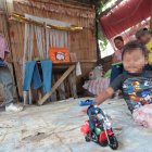 Los pequeños no pararon de jugar con sus regalos: un carro a control remoto y una motocicleta de Capitán América.