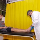 Javier Burrai en pleno chequeo médico.