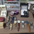 Joyas y otros enseres recuperados por la Policía, luego de atrapar a los supuestos ladrones.