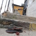 En el sitio del crimen quedaron las zapatillas de una de las víctimas.