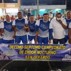 El equipo del Grupo Alcívar, listo para la final de la categoría sub-40.