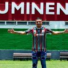 Mario Pineida con la camiseta del Fluminense.