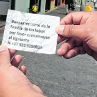 El papel que recibieron los dueños de los locales les informa que deben contactarse a un número telefónico.