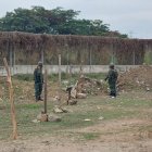 Militares contgrolan el perímetro de la Carcel regional de Guayaquil. La presencia de los soldados será permanente en todas las prisiones del país.
