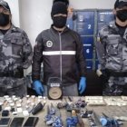 Armas, licor artesanal y dinero se incautó en las cárceles de Pichincha
